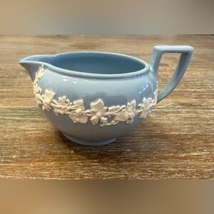 WEDGWOOD ETURIA BARLASTON QUEENSWARE CREAM ON BLUE CREAMER